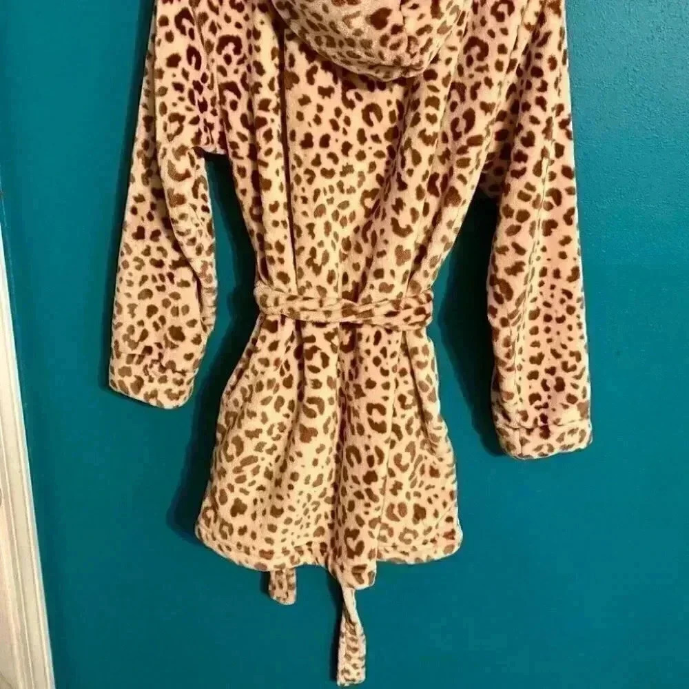 Colsie Cozy Leopard Robe w/ Hood - Picture 6 of 7